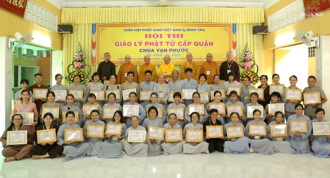 Ban Trị sự Phật giáo Q.Bình Tân trao Giấy chứng nhận đến các Phật tử tham gia Hội thi giáo lý cấp quận năm 2024 Ban Trị sự Phật giáo Q.Bình Tân trao Giấy chứng nhận đến các Phật tử tham gia Hội thi giáo lý cấp quận năm 2024
