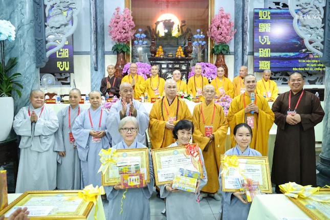 Ban Tổ chức trao phần thưởng đến các thí sinh đạt kết quả cao trong hội thi Ban Tổ chức trao phần thưởng đến các thí sinh đạt kết quả cao trong hội thi