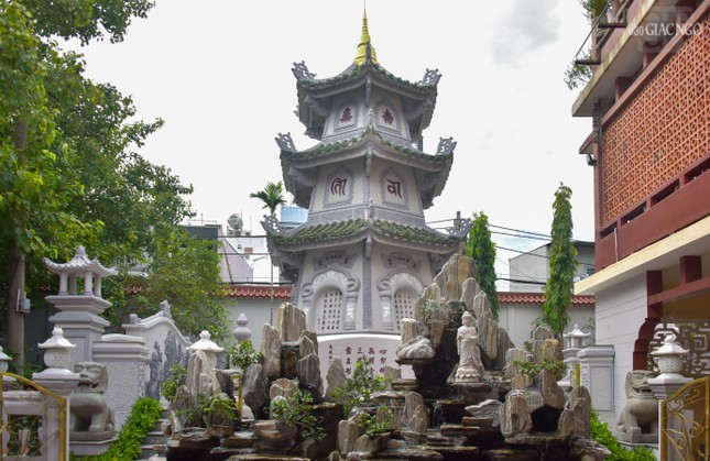 Bảo tháp cố Hòa thượng Thích Bửu Huệ trong khuôn viên chùa Huệ Nghiêm