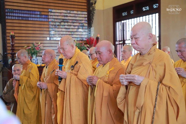 Chư tôn đức dâng hương cầu nguyện Chư tôn đức dâng hương cầu nguyện