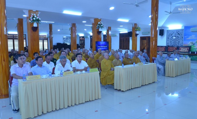 Các đại biểu xem video báo cáo tổng kết hoạt động Phật sự năm 2024 Các đại biểu xem video báo cáo tổng kết hoạt động Phật sự năm 2024