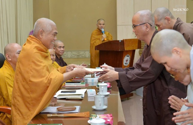 Trao quyết định chuẩn y thành phần nhân sự đến các trung tâm trực thuộc Trao quyết định chuẩn y thành phần nhân sự đến các trung tâm trực thuộc