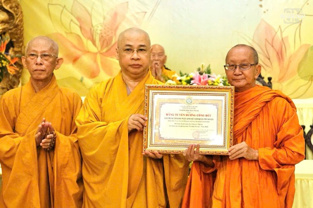 Trao Bằng tuyên dương công đức đến tập thể Ban Trị sự GHPGVN Q.Phú Nhuận Trao Bằng tuyên dương công đức đến tập thể Ban Trị sự GHPGVN Q.Phú Nhuận