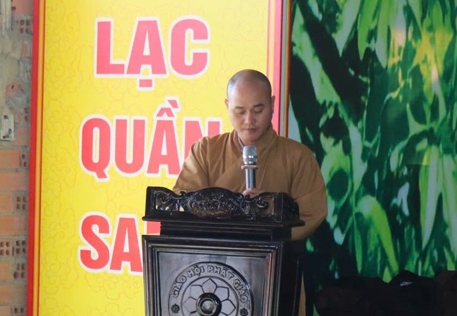 Đại đức Thích Huệ Thông báo cáo tổng kết hội thi