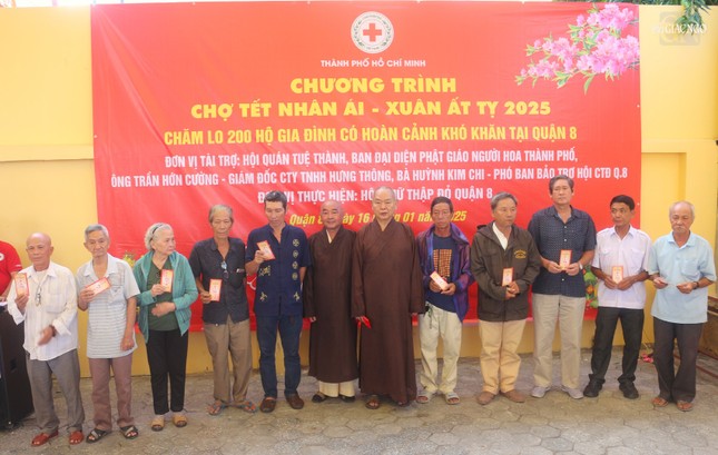 Tặng quà đến Hội Cựu chiến binh và lực lượng vũ trang địa phương