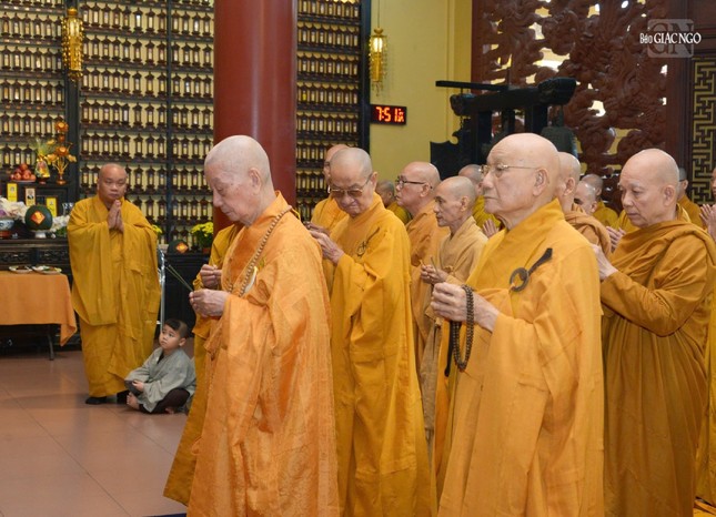 Đức Pháp chủ cùng chư vị giáo phẩm thành kính dâng hương tưởng niệm Trưởng lão Hòa thượng Thích Thiện Hòa Đức Pháp chủ cùng chư vị giáo phẩm thành kính dâng hương tưởng niệm Trưởng lão Hòa thượng Thích Thiện Hòa