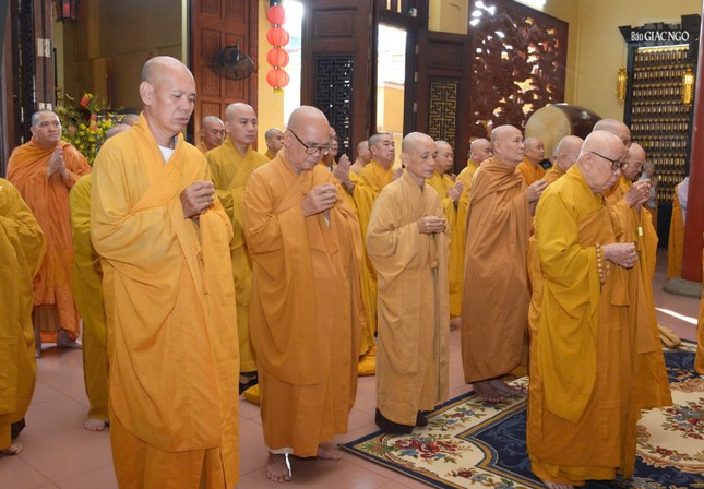 Chư tôn đức Tăng nhất tâm cầu nguyện Chư tôn đức Tăng nhất tâm cầu nguyện