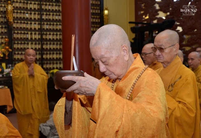 Đại lão Hòa thượng Pháp chủ GHPGVN dâng phạn thực cúng dường Đại lão Hòa thượng Pháp chủ GHPGVN dâng phạn thực cúng dường