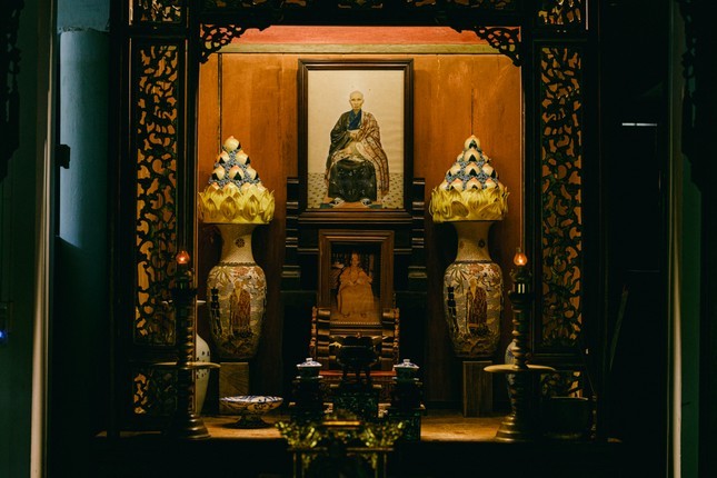 Gian thờ Quốc sư Phước Huệ trong nhà phương trượng tại tổ đình Thập Tháp Di Đà - Ảnh: Phùng Anh Quốc Gian thờ Quốc sư Phước Huệ trong nhà phương trượng tại tổ đình Thập Tháp Di Đà - Ảnh: Phùng Anh Quốc