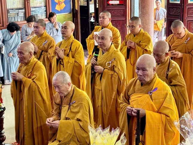 Chư tôn giáo phẩm dâng hương tưởng niệm Chư tôn giáo phẩm dâng hương tưởng niệm