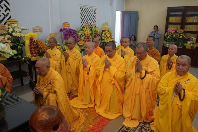 Chư tôn đức thắp hương tưởng niệm