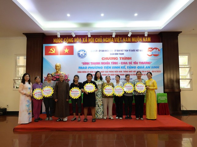 Lãnh đạo Q.Bình Thạnh và chư tôn đức tặng quà Lãnh đạo Q.Bình Thạnh và chư tôn đức tặng quà