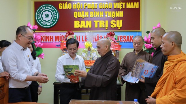 Thượng tọa Thích Tâm Chơn tặng Báo Giác Ngộ đến ông Nguyễn Thọ Truyền, Phó Trưởng ban Tuyên giáo và Dân vận Thành ủy TPHCM