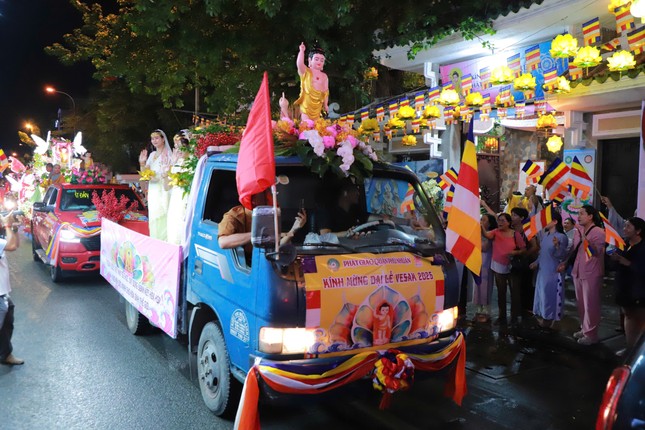 Đoàn xe diễu hành qua tổ đình Quan Thế Âm - nơi lưu dấu cuộc đời hành đạo của Bồ-tát Thích Quảng Đức