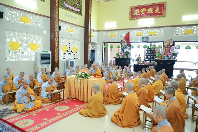 Đại chúng nhất tâm tụng giới nhằm nhắc nhở nhau về giới pháp của hành giả xuất gia trong ngày trưởng tịnh Đại chúng nhất tâm tụng giới nhằm nhắc nhở nhau về giới pháp của hành giả xuất gia trong ngày trưởng tịnh