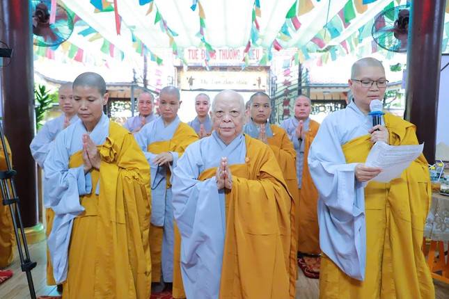 Ni sư Thích nữ Huệ Đức dâng lời tưởng niệm