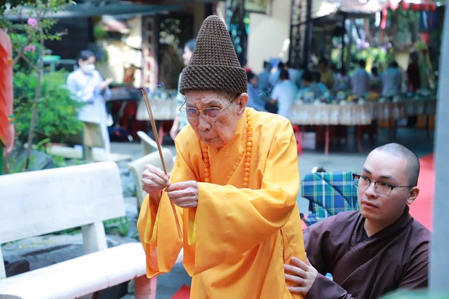 Trưởng lão Hòa thượng Thích Đức Nghiệp, Phó Pháp chủ kiêm Giám luật Hội đồng Chứng minh, Trưởng môn phái tổ đình Vĩnh Nghiêm thắp hương tưởng niệm