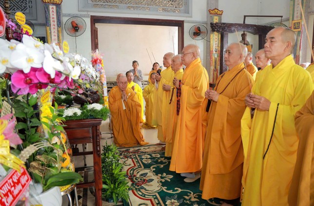 Chư tôn đức dâng hương tưởng niệm Hòa thượng Thích Mật Nguyện tại chùa Linh Quang - TP.HCM