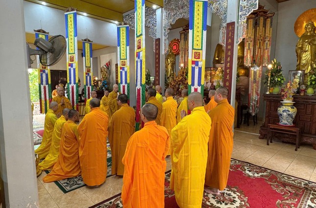 Chư Tăng cử hành lễ cúng ngọ truyền thống theo thiền môn cố đô Huế