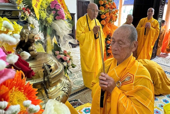 Trưởng lão Hòa thượng Thích Lưu Hòa dâng hương tưởng niệm