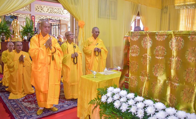 Chư tôn đức chứng minh cầu nguyện