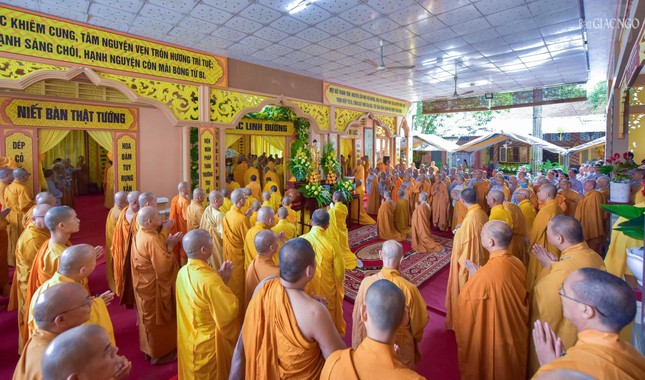 Đông đảo Tăng Ni, Phật tử các tỉnh thành về hộ niệm trong Lễ nhập kim quan Thượng tọa Thích Quảng Tánh tân viên tịch