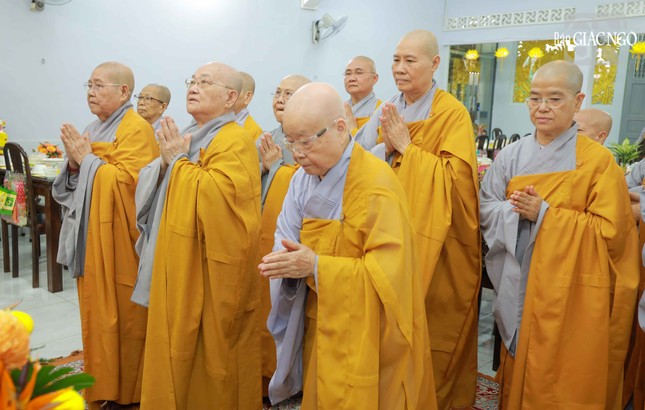 Chư tôn đức Ni nhất tâm cầu nguyện