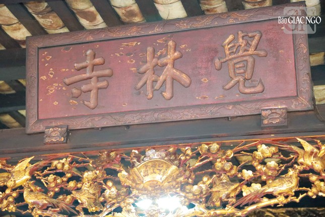 Toàn bộ chùa có 23 bức hoành phi, đa số các bức hoành đều bằng gỗ gõ hoặc sơn mài