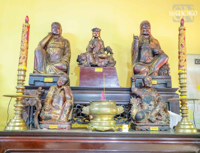 Một số hoa văn hình học như các hoa văn trên đai thường sử dụng mảnh kiếng màu đắp vào, sau đó thếp vàng bên ngoài tượng