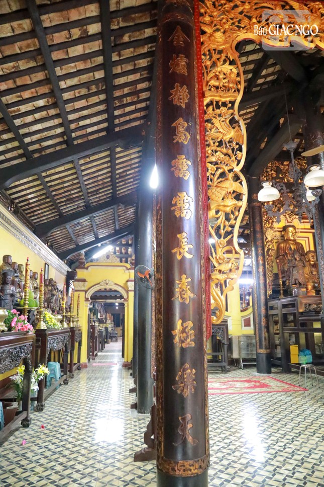 Toàn bộ chùa có 86 câu đối được treo dưới dạng liễn hoặc khắc hẳn vào cột gỗ, làm nền trang hoàng cho phần bên trong chùa. Ngoài ra, tại cổng tam quan cũng có hai câu đối đắp nổi trên nền xi-măng