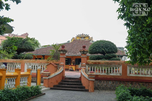 Chùa Giác Lâm được thành lập năm 1744 do cư sĩ người Minh Hương tên Lý Thoại Long đứng ra xây cất. Ban đầu chùa là niệm Phật đường có tên là Sơn Can và Cẩm Đệm. Sau khi lập chùa, Lý Thoại Long giao cho thiền sư Phật Ý, lúc bấy giờ là trụ trì chùa Sắc tứ Từ Ân