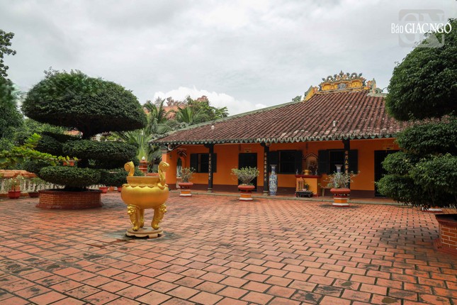 Trước chánh điện có sân rộng, hình vuông, cạnh 16m, cao hơn mặt đất 1m, nền sân tráng xi-măng. Hai lớp rào bao quanh được xây dựng từ những năm 1900-1909