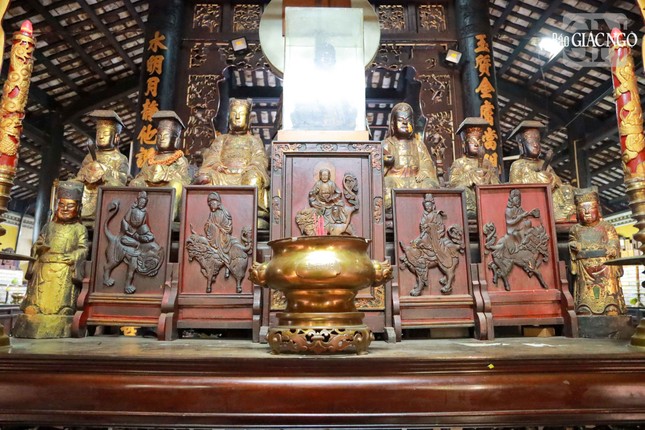 Đặc biệt trong nghi thức thờ cúng tại các ngôi chùa cổ, cũng như tại chùa Giác Lâm là bộ &quot;Sám bài&quot;