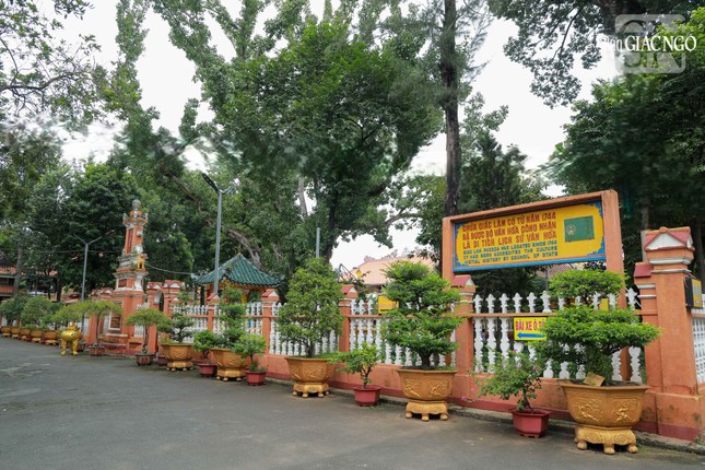 Vào những năm đầu thế kỷ XX, trước giai đoạn xuất hiện các Hội Phật giáo đầu tiên ở Gia Định, chùa Giác Lâm là nơi tập hợp các Tăng sĩ có hoài bão muốn chấn chỉnh lại hoạt động Phật giáo. Dưới tên gọi &quot;Lục Hòa liên xã&quot;, bắt đầu từ những cuộc gặp gỡ giữa các Tăng sĩ trong các ngày giỗ kỵ, tổ chức này dần dần lớn mạnh, là một trong những lực lượng tu sĩ được xem như nòng cốt cho việc thành lập phong trào chấn hưng Phật giáo sau này