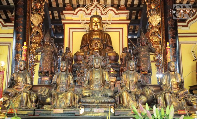 Trải qua hai lần trùng tu lớn vào những năm 1798-1804 và 1900-1909, số tượng trong chùa Giác Lâm khá nhiều, do diện tích chùa được nới rộng, ngôi nhà to lớn hơn nên một số bộ tượng trong chùa như bộ Tây phương Tam thánh (ảnh), Thập bát La-hán, Thập Điện cũ tỏ ra không cân xứng, chùa đã cho tạo tác những tượng mới, kích thước to lớn hơn, để phù hợp với chùa