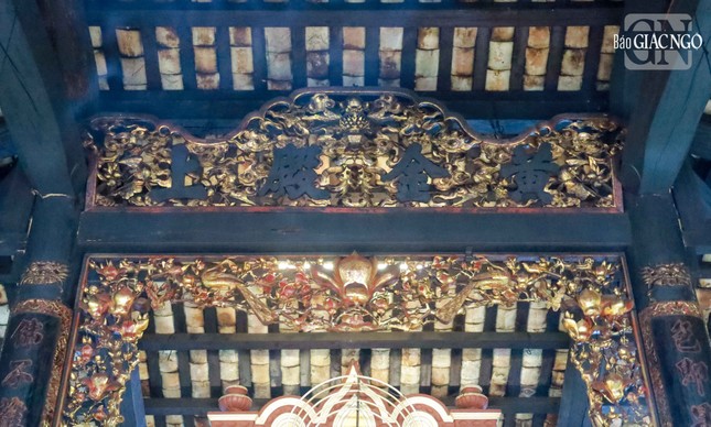 Trong chùa có tất cả 9 bao lam, gồm 3 bao lam ở chính điện và 6 bao lam ở nhà Tổ