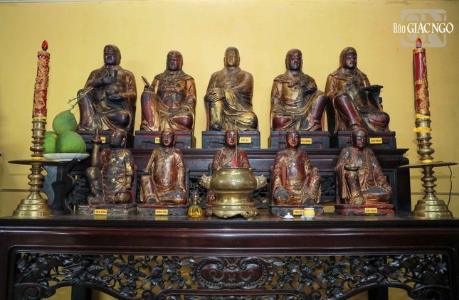 Bộ tượng nhỏ cao 50cm, ngang giữa hai gối 32cm, đặt trên bệ cao 7cm, được tạo tác vào giữa thế kỷ XVIII, từ khi lập chùa (1744). Bộ tượng lớn cao 80cm, ngang giữa hai gối 45cm, bệ cao 15cm