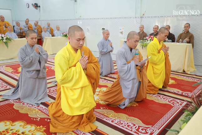 Đại diện Tăng Ni sinh dâng lời tri ân