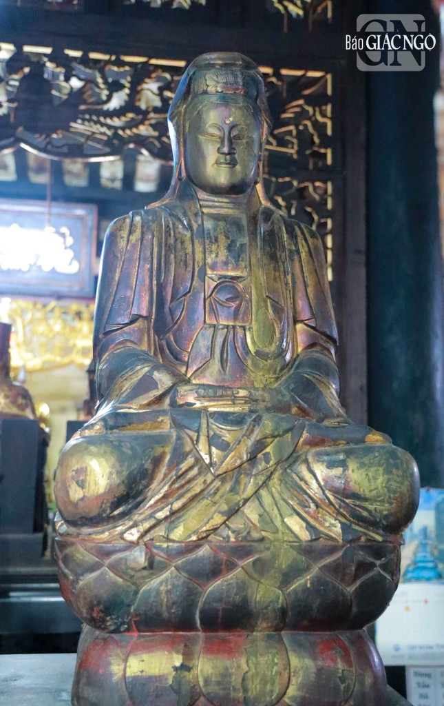 Các bộ tượng có kích thước lớn, do vậy thường có dấu nứt của đường thép cây, qua thời gian dài đường nứt rộng ra, chứ không bị mối mọt (sam)