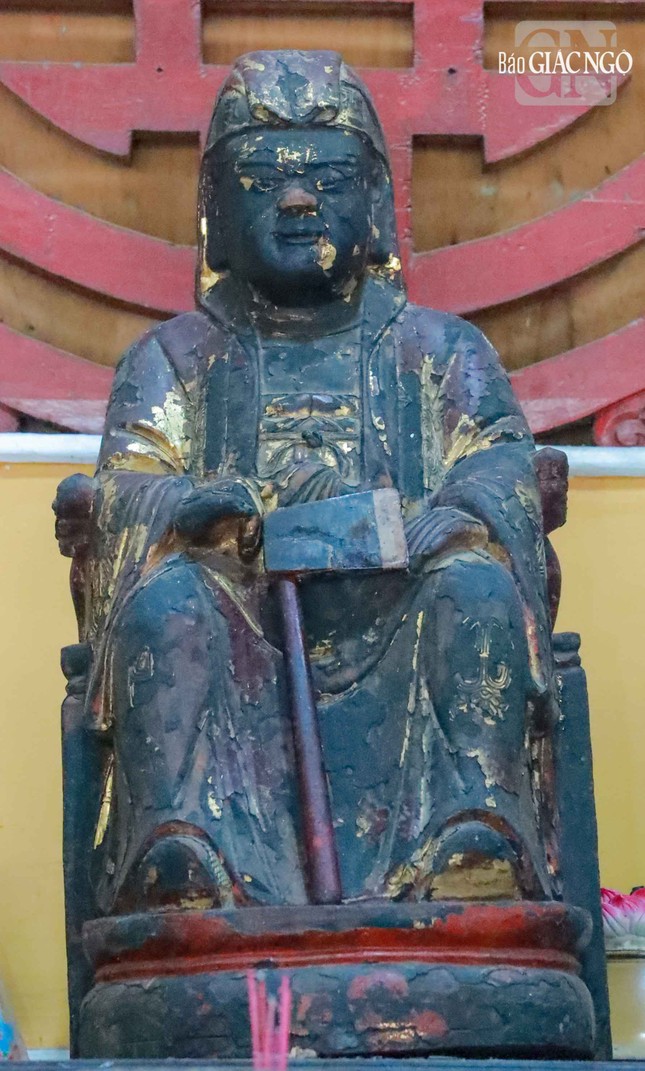 Tượng ngài Giám Trai sứ giả cổ