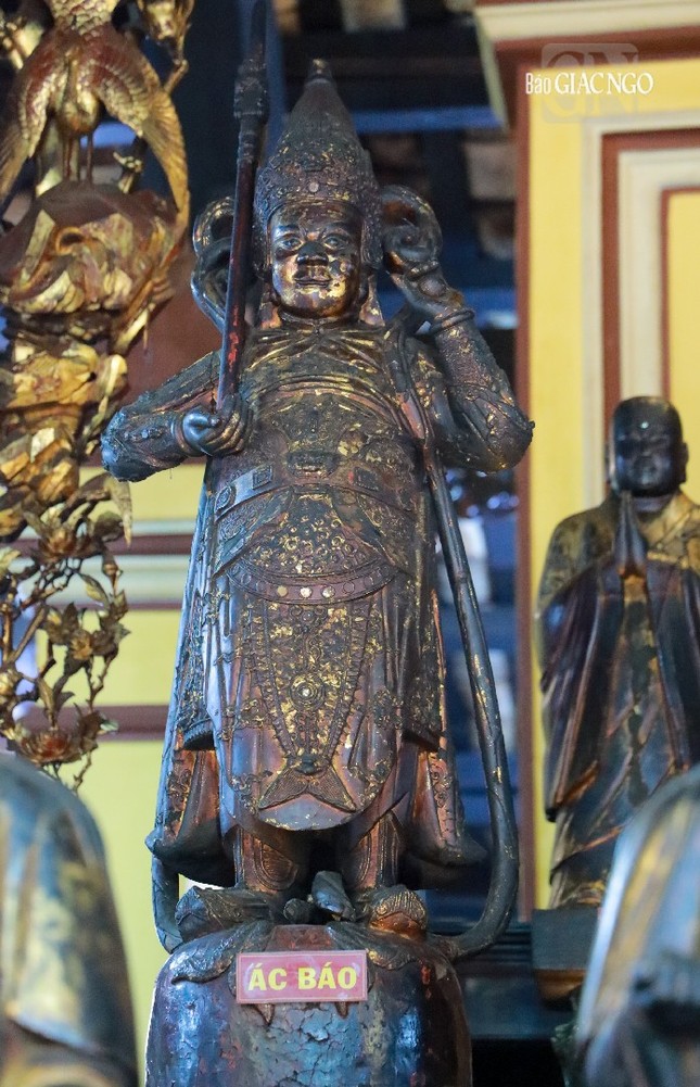 ... và tượng Ác Báo bên trong chánh điện