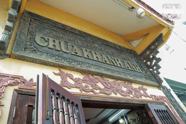 Bảng hiệu chùa Khánh Anh khắc trên tầng chánh điện chùa Bảng hiệu chùa Khánh Anh khắc trên tầng chánh điện chùa