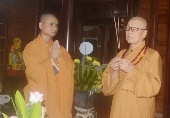 Hòa thượng Thích Tánh Nhiếp thắp hương tưởng niệm