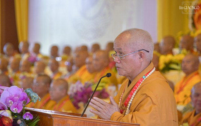 Thượng tọa Thích Giác Dũng tuyên đọc Lời đạo từ của Đức Pháp chủ GHPGVN