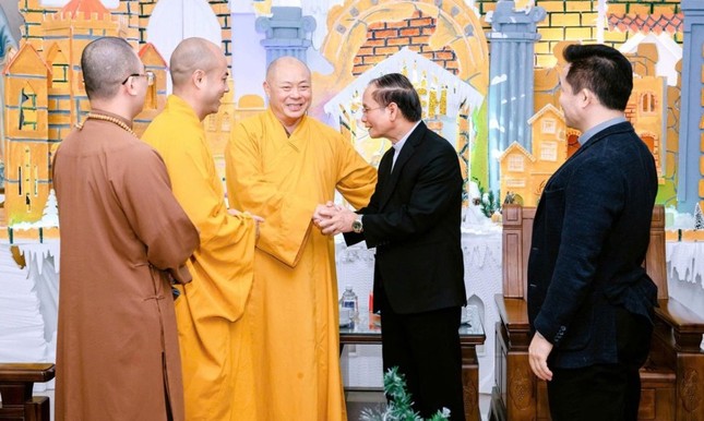 Thượng tọa Thích Tâm Định cùng chư tôn đức Ban Trị sự chúc mừng Giáng sinh 2025