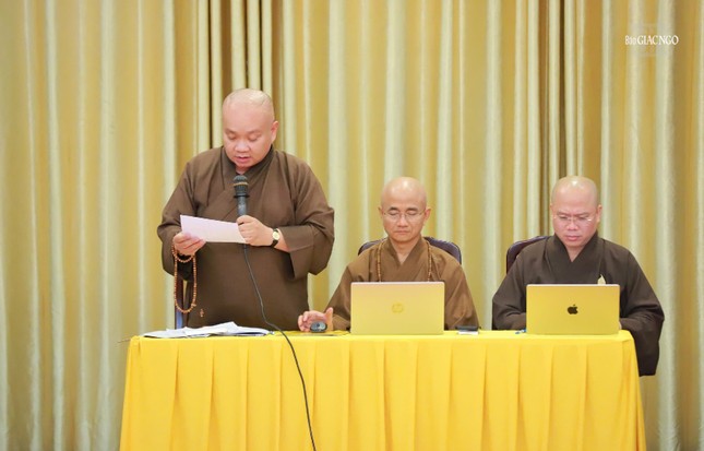 Thượng tọa Thích Trung Nguyện, Phó Thư ký kiêm Chánh Văn phòng Ban Trị sự GHPGVN TP.HCM đọc câu hỏi của chư Tăng Ni đến Hòa thượng chủ giảng