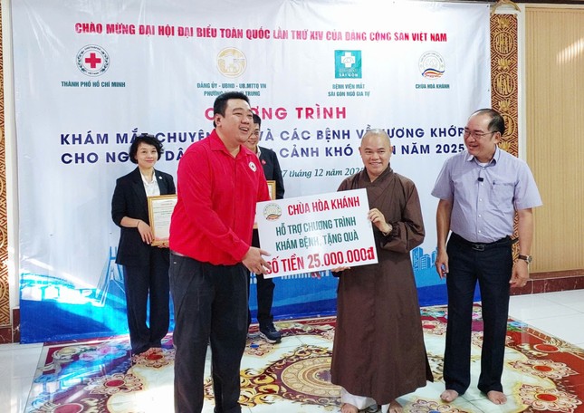 Thượng tọa Thích Quảng Pháp, trụ trì chùa Hòa Khánh trao bảng ủng hộ chương trình