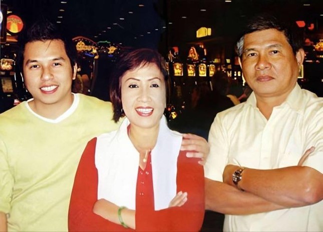 Vợ chồng nghệ sĩ Lệ Thủy và con trai Đình Trí (trái) Vợ chồng nghệ sĩ Lệ Thủy và con trai Đình Trí (trái)
