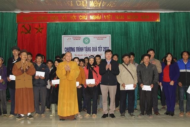 Tặng quà tết cho bà con nghèo Tặng quà tết cho bà con nghèo