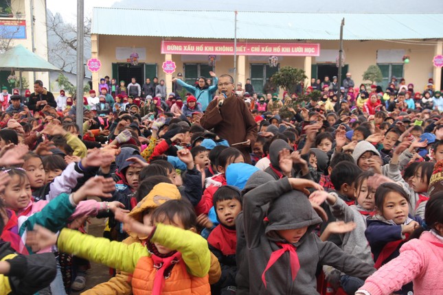 Các em nhỏ hào hứng tham gia các trò chơi Các em nhỏ hào hứng tham gia các trò chơi